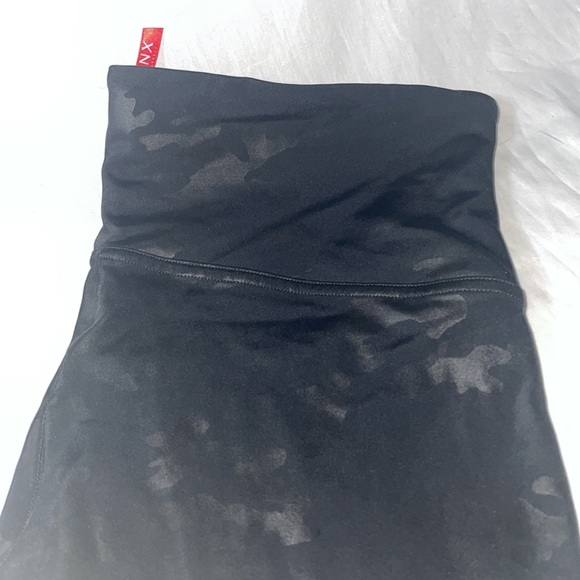 Spanx Faux Leather Camo Leggings in Matte Black Camo XL Shapewear - Picture 3 of 10
